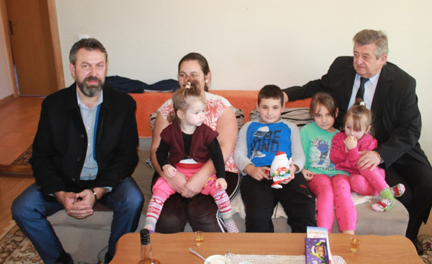 Њих шесторо спава у једној просторији јер немају грејање: Стиже помоћ за породицу Радовановић