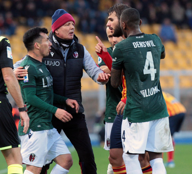 Хаос у Болоњи: Михајловић улетео на терен да смири ситуацију, пргави Чилеанац га напао, па су ушли у клинч (ФОТО)