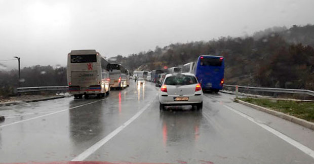 Браћо Црногорци уразумите се и схватите да раздвајате један народ, рушите једну цркву: Верници из Херцеговине којима није дозвољено да уђу у Црну Гору