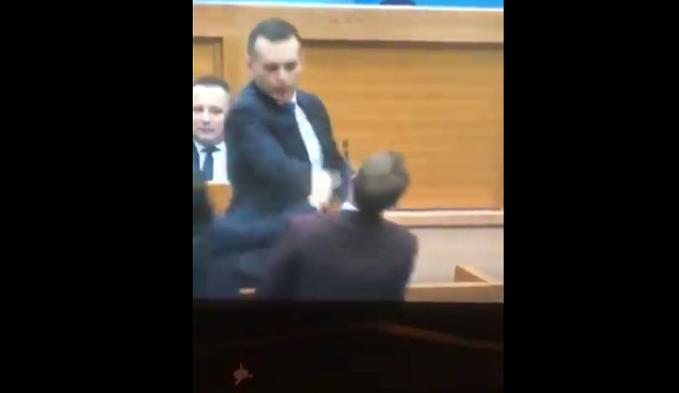 Прекинута седница народне скупштине РС: Лукач насрнуо на Станивуковића (ВИДЕО)
