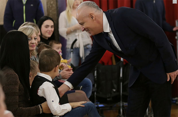 Градоначелник Радојичић уручио решења о помоћи родитељима тројки, четворки и дуплих близанаца: Ово је најлепша слика Старог двора