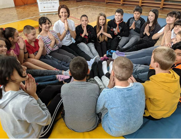 Први пут у Србији одржан час традиционалне јоге у школама 