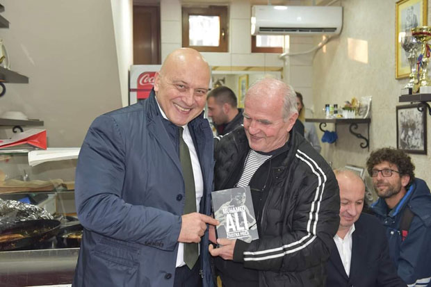 Шпијунка: Владан Вукосављевић власнику чувене пекаре поклонио књигу о Алију