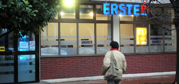 Добили картицу на поклон, а поклона - нема, новац су потрошили други: Проблем корисника Ерсте банке