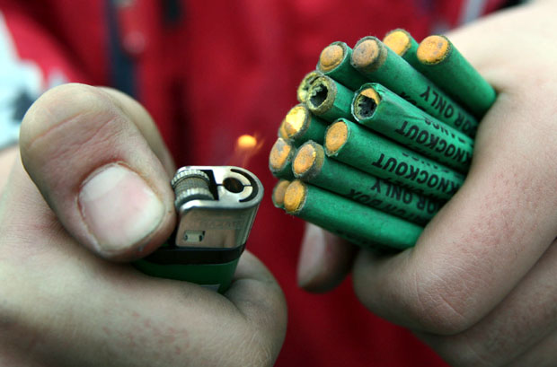 Остају без прстију, па чак и шаке, држе их упаљене у устима да виде ко ће дуже да издржи: Због бацања петарди казне и до два месеца затвора, а неће бити поштеђени ни малолетници!