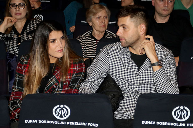 Лепа романса на видику: Филип Крајиновић прошетао нову девојку