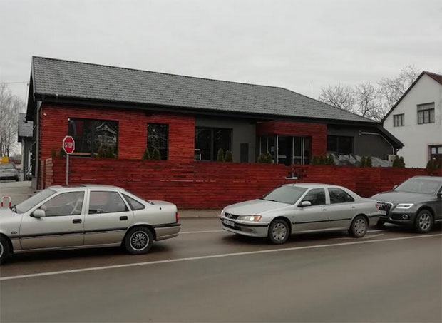 Обрачун испред познатог кафића, није се знало ко кога хвата за врат, гризе: Детаљи незапамћене масовне туче у Прњавору, огласила се полиција