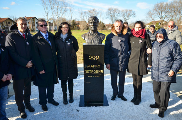 Његов лик и дело ће вечно трајати: Откривен Меморијални парк у част легендарног Жарка Петровића (ФОТО)