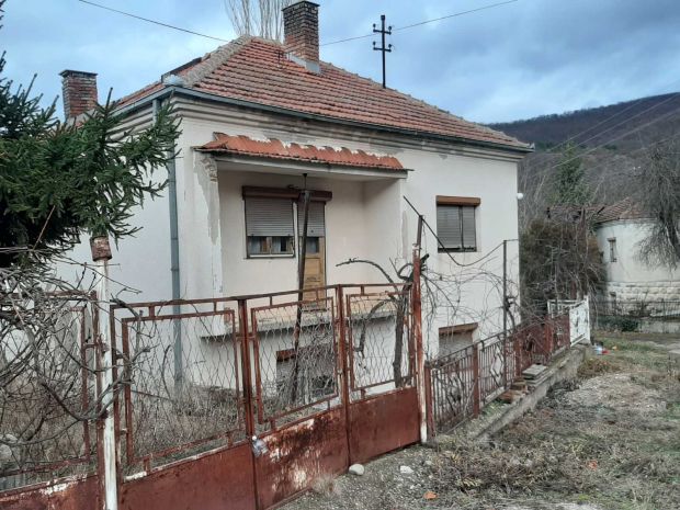 Нађена Моникина коса, кока-кола и кекс: Увиђај у кући у Орешцу у којој су преспавали девојчица и њен отмичар (ВИДЕО)