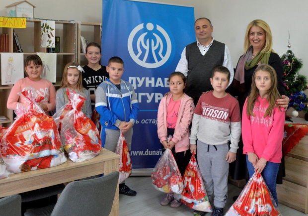 Компанија „Дунав“ обрадовала школарце у Мечковцу пакетићима (ФОТО)