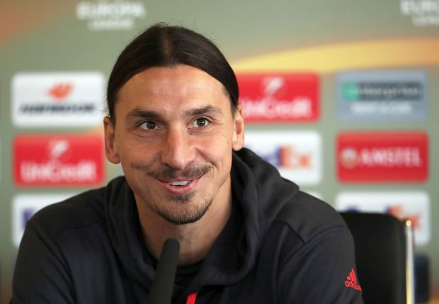 Ибрахимовић показао колико му је стало до празника па на свој бруталан начин честитао Божић (ФОТО)