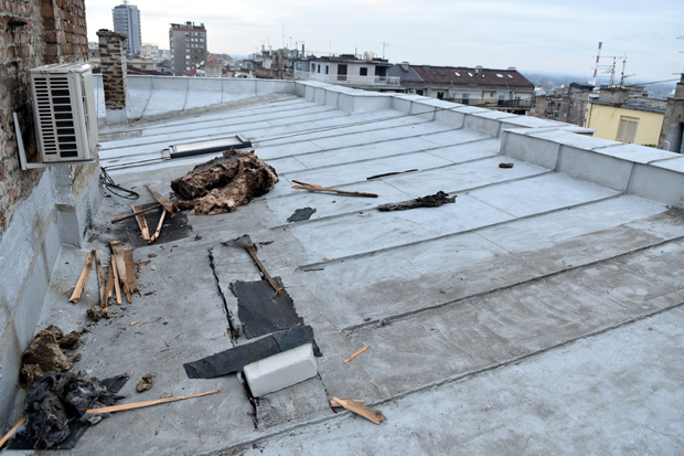 Ватрена стихија уништила читав стан, на петом спрату остало згариште: Дотрајале инсталације изазвале пожар у центру престонице