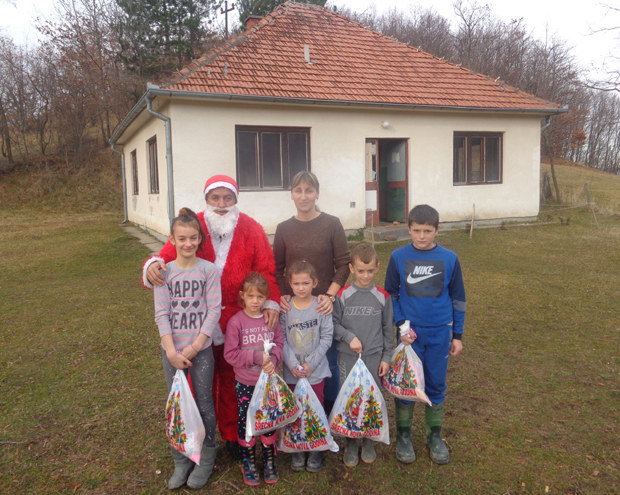 Деда-Мраз стигао и на врлети Голије и Пештера: Новопазарски хуманитарац опет у празничној акцији