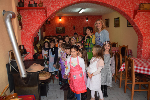 Уз азбуку и сабирање уче и да месе погачу, праве вурду и ушећерене јабуке: У ОШ Јован Јовановић Змај у Свилајнцу држе необичну наставу