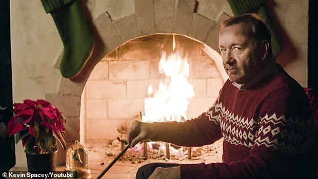 Убијте зликовце добротом: Оскаровац Кевин Спејси честитао Божић у бизарном видеу (ВИДЕО)