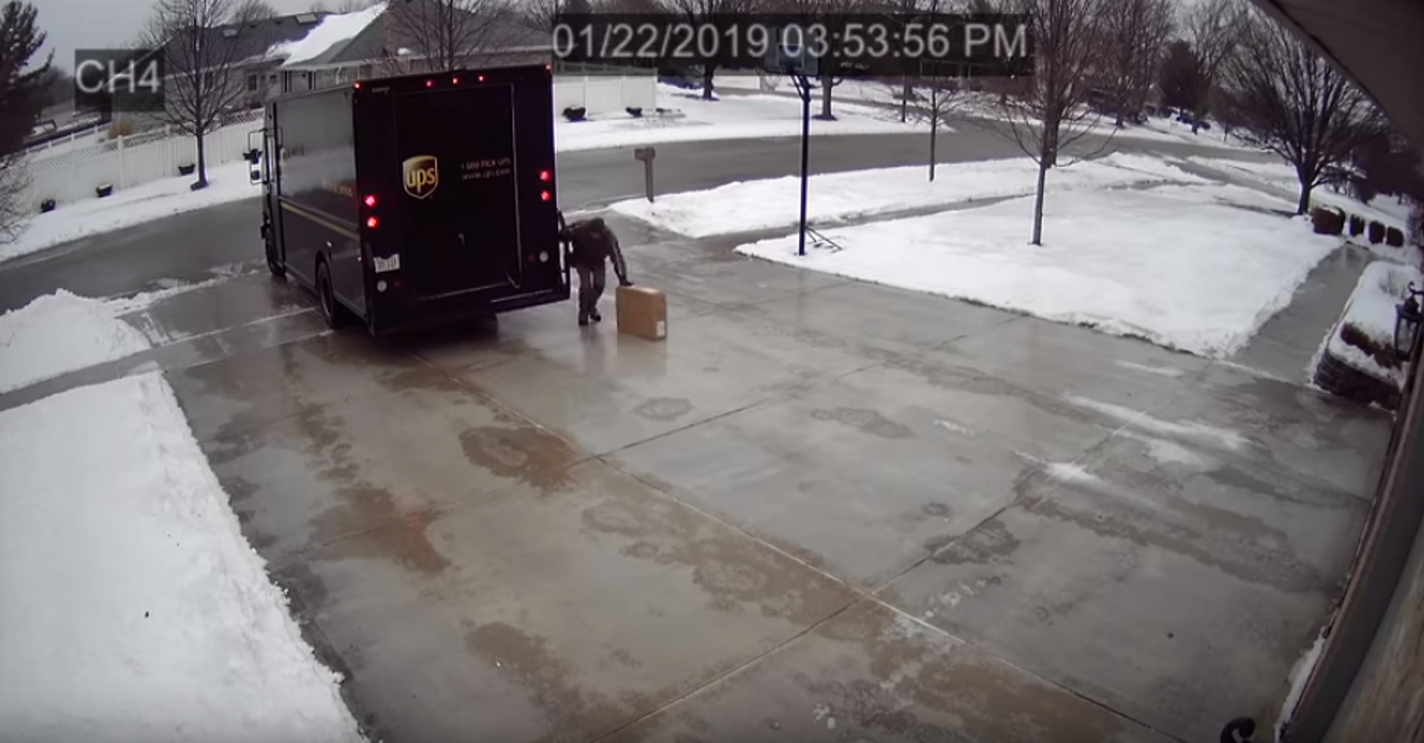 Милиони одушевљени потезом овог достављача: Погледајте како је испоручио пакет (ВИДЕО)