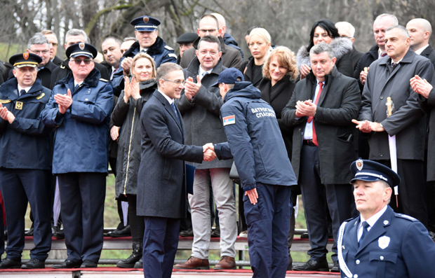 Стефановић поручио новим полицајцима и ватрогасцима: Очекујем да оправдате поверење које вам је Република Србија указала (ФОТО)