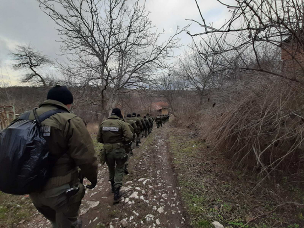 Глоговац прогутао Малчанског Берберина и Монику: У селу влада пустиња, нигде никога нема, само полиција трага за отмичарем и девојчицом (ВИДЕО)