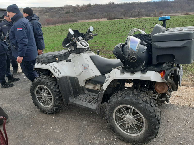 Малчанског берберина и Монику превезао камион босанских таблица? Потера за отмичарем девојчице премешта се ка другом селу (ФОТО/ВИДЕО)