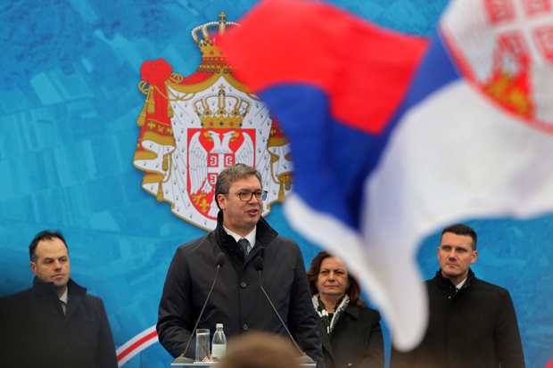 Вучић обишао реконструисани пут, дочекали га транспаренти: Уложићемо 900 милиона евра у 5.000 километара путева