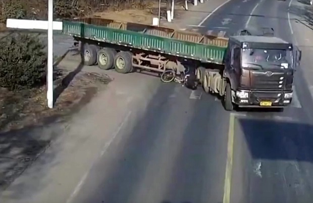 Колико треба да имаш среће да ово преживиш? Камион га покупио, вукао по улици, па прешао преко њега