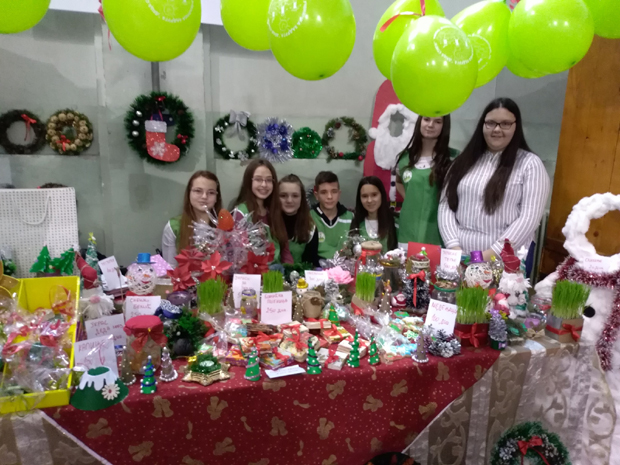 Ђаци уче и зарађују: Новогодишњи сајам ученичких задруга у Пожаревцу одушевио суграђане