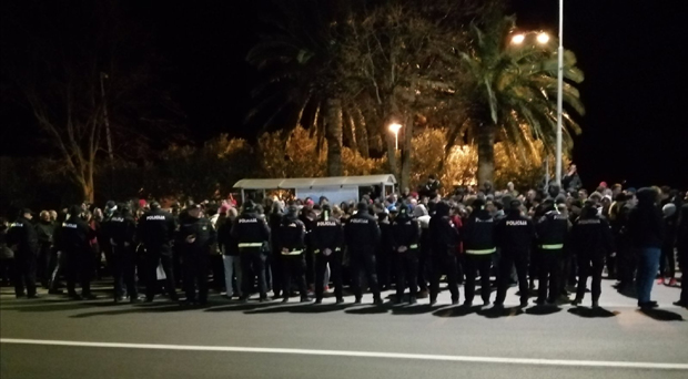  „Мило, лопове, не дамо ти светиње!“: Инцидент у Скупштини, ухапшене 22 особе, од којих 18 посланика ДФ, Никшићани пробили кордон полиције, блокирани Котор, Будва, Бар, у Беранама затворени сви путни правци! (ФОТО/ВИДЕО)