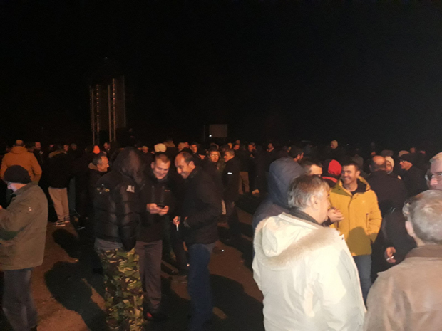 Дуга и тешка ноћ пред Црном Гором - Мандић поручио из Скупштине: Ако не одустанете, биће катастрофа, ратни другови, будите спремни (ВИДЕО)