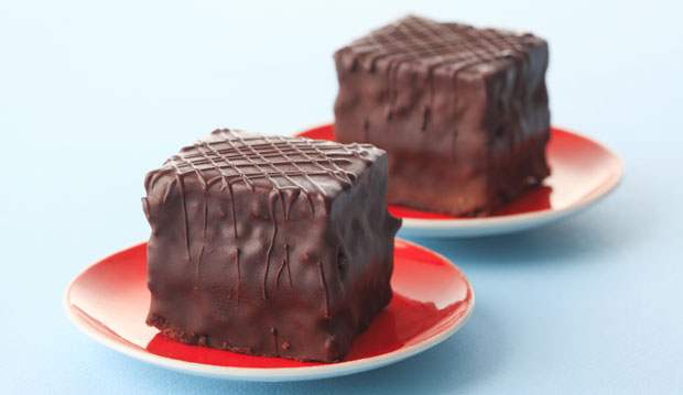 Сви се чуде овим колачима: Изгледају као коцке од чоколаде, док их не ставите ПОД СВЕТЛО (ВИДЕО) 