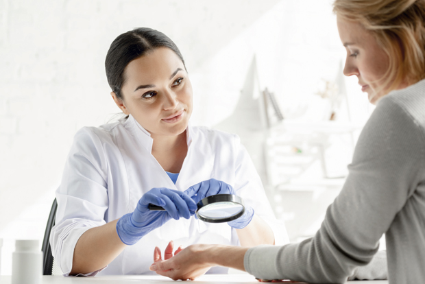 
Обратите пажњу на промене, нарочито на длановима: Погледајте у руке и поставите дијагнозу