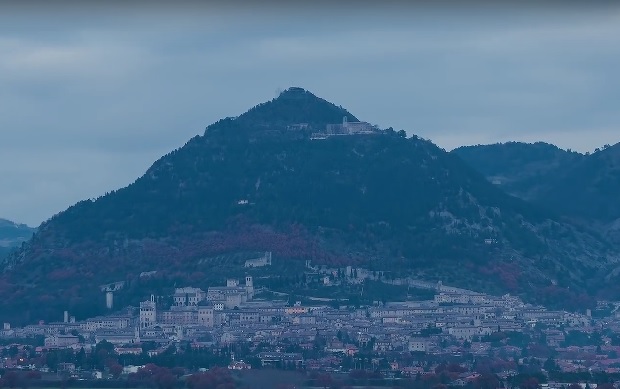 Погледајте највећу божићну јелку на свету: Гинисов рекорд држи већ 30 година (ВИДЕО)