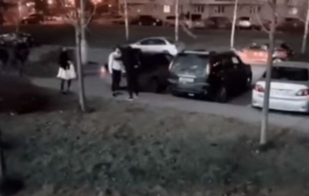 ММА борац задао ПРВИ УДАРАЦ, па добио БАТИНЕ: Нека хитно промени професију (ВИДЕО)