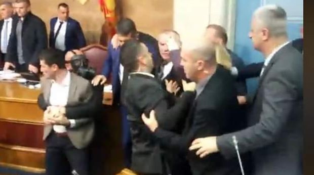 Ничу одбори за одбрану светиња после усвајања спорног закона у Подгорици без ухапшених посланика ДФ; Митрополија: Биће ово најтужнији Божић