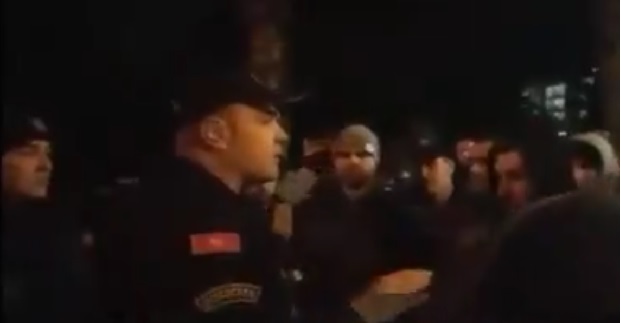 “Зашто смо ми Срби прогнани за сва времена?” Народ целе ноћи на улицама Подгорице, пркосе песмом и не одустају од одбране светиња (ВИДЕО)