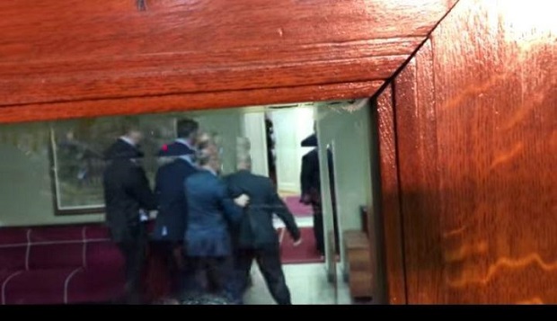 Овако су изведени посланици ДФ из Скупштине Црне Горе: Новинари морали КРИШОМ да снимају (ВИДЕО)