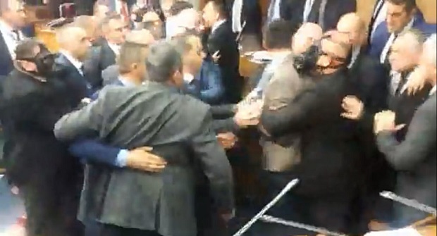 Посланицима Демократског фронта одређен притвор