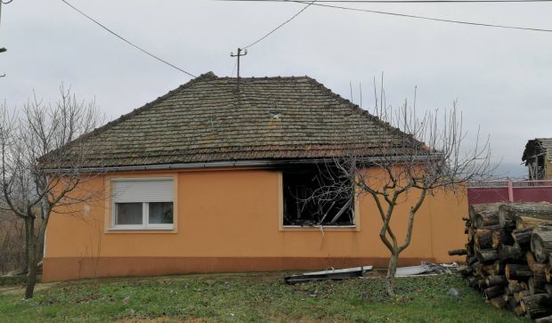 Трагови крви испред куће, унутра гареж: Први снимци и фотографије стравичног злочина код Вршца 