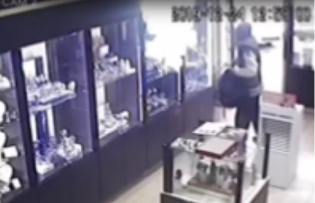 Лопов са фантомком разбио стакло и “ојадио” златару: Снимак МУЊЕВИТЕ ПЉАЧКЕ у Крагујевцу (ВИДЕО)