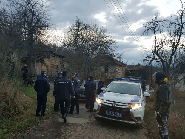 Појавио се НОВИ ТРАГ у потрази за НЕСТАЛОМ Моником: Полиција са псима
претражује кућу, пронађени ЋЕБЕ и ЈОРГАН (ФОТО)