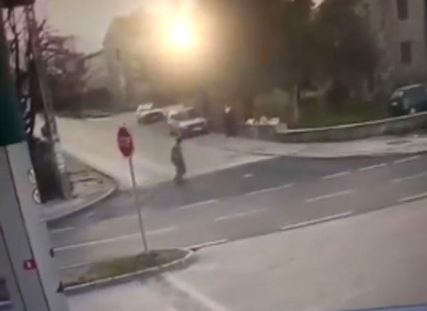 Невероватан снимак из Билеће: Пешак прелазио улицу, сагнуо се, а онда га покупио пасат