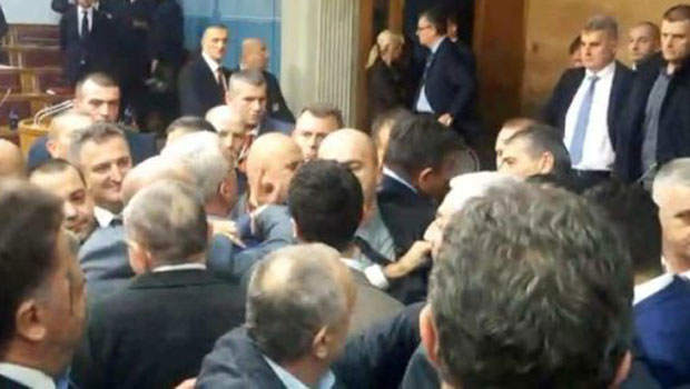 Нема страха од режима: Ухапшени посланици ДФ певају у марици (ВИДЕО)