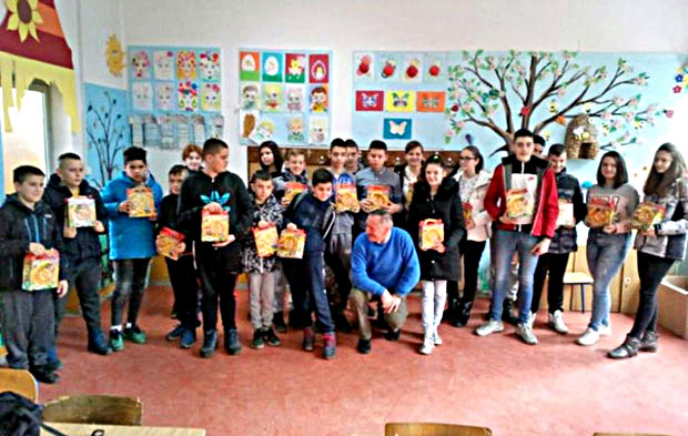 Фочаке посетио Деда мраз из Русије: Награда од 1.000 марака за мајке