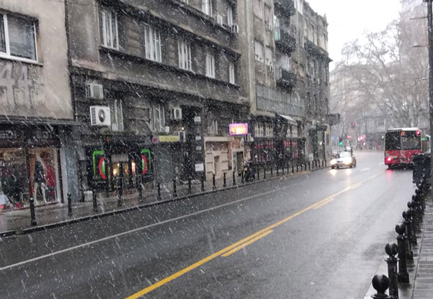 Зимски викенд пред нама: У већем делу Србије суснежица и слаб снег, забелео се и Београд (ВИДЕО)