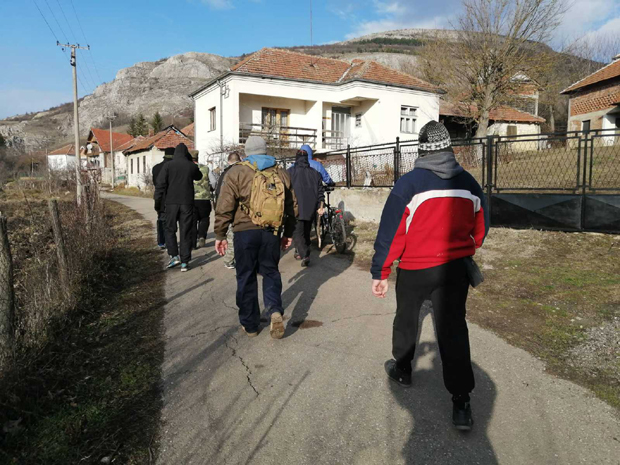 Сви треба да се угледају на њега, лако је седети у фотељи: Нишки новинар организовао мештане да траже Монику