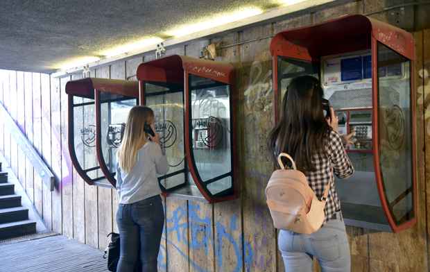 Црвене говорнице пркосе времену: Аналогни апарати и даље раде и имају своје кориснике