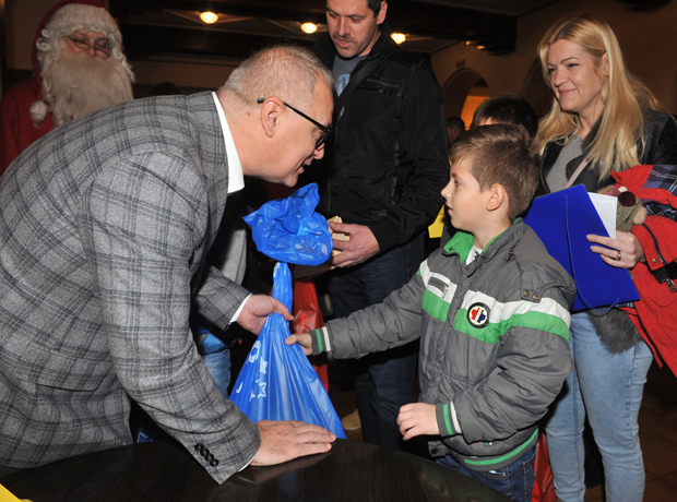 Дарови после 10 година: Деца запослених у Градској управи добила новогодишње пакетиће