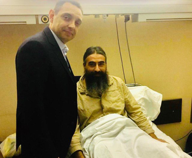 Вулин обишао епископа Методија: Министар одбране владици у име председника Србије пожелео брз опоравак