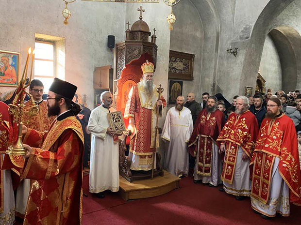 Чувамо темеље Црне Горе, а ови што зло чине Цркви, они разарају Црну Гору: Беседа епископа Јоаникија одзвањала у Ђурђевим ступовима