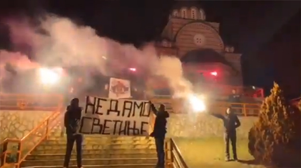 “Није ово Монтенегро, већ јуначко српско легло”: Из Косовске Митровице ори се песма подршке уз бакљаду (ВИДЕО)