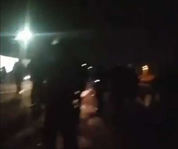 Снимак бруталног пребијања Срба у Подгорици: Црногорска полиција се обрачунала са демонстрантима, па се после правдала да је нападнута (УЗНЕМИРУЈУЋИ ВИДЕО)